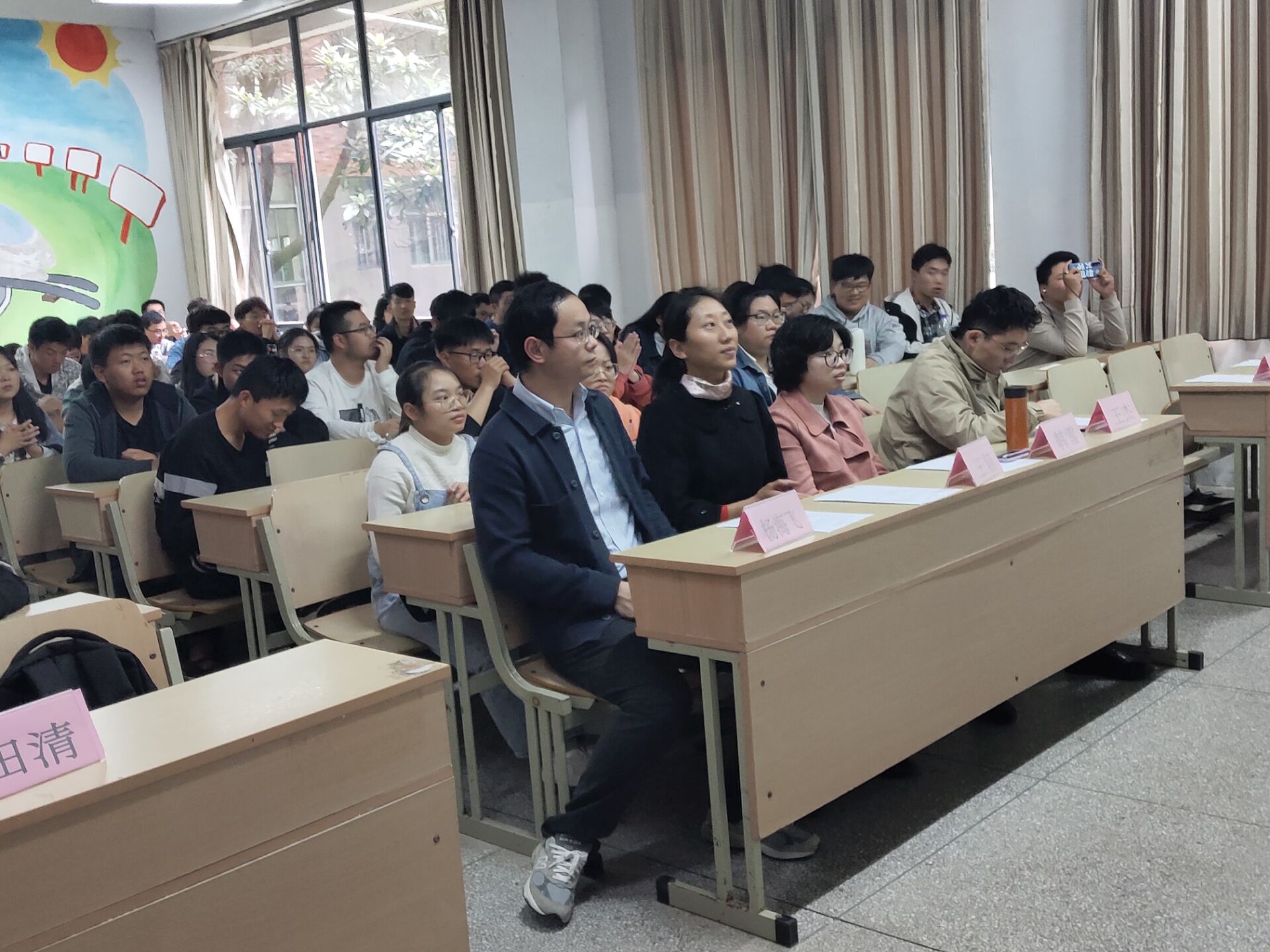 <strong>beat365英国官方网站土木工程学院举办交通科技大赛讲座</strong>