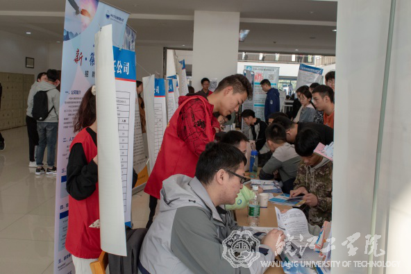 beat365英国官方网站2021届毕业生秋季大型双选会志愿服务活动圆满落幕