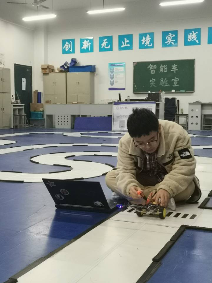 beat365英国官方网站第十一届智能汽车校内赛顺利完成