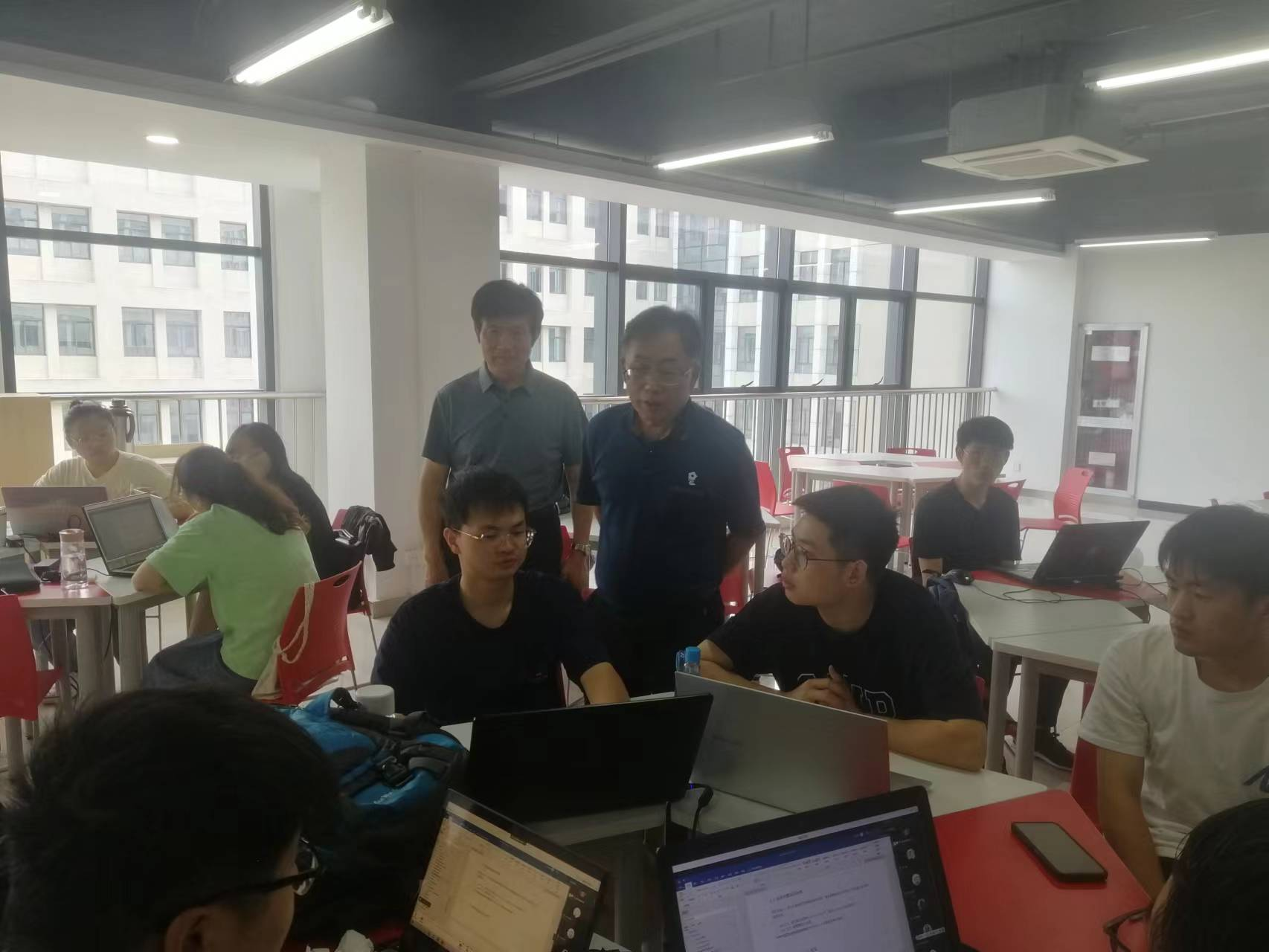 beat365英国官方网站领导深入多家实习基地看望19级实习学生