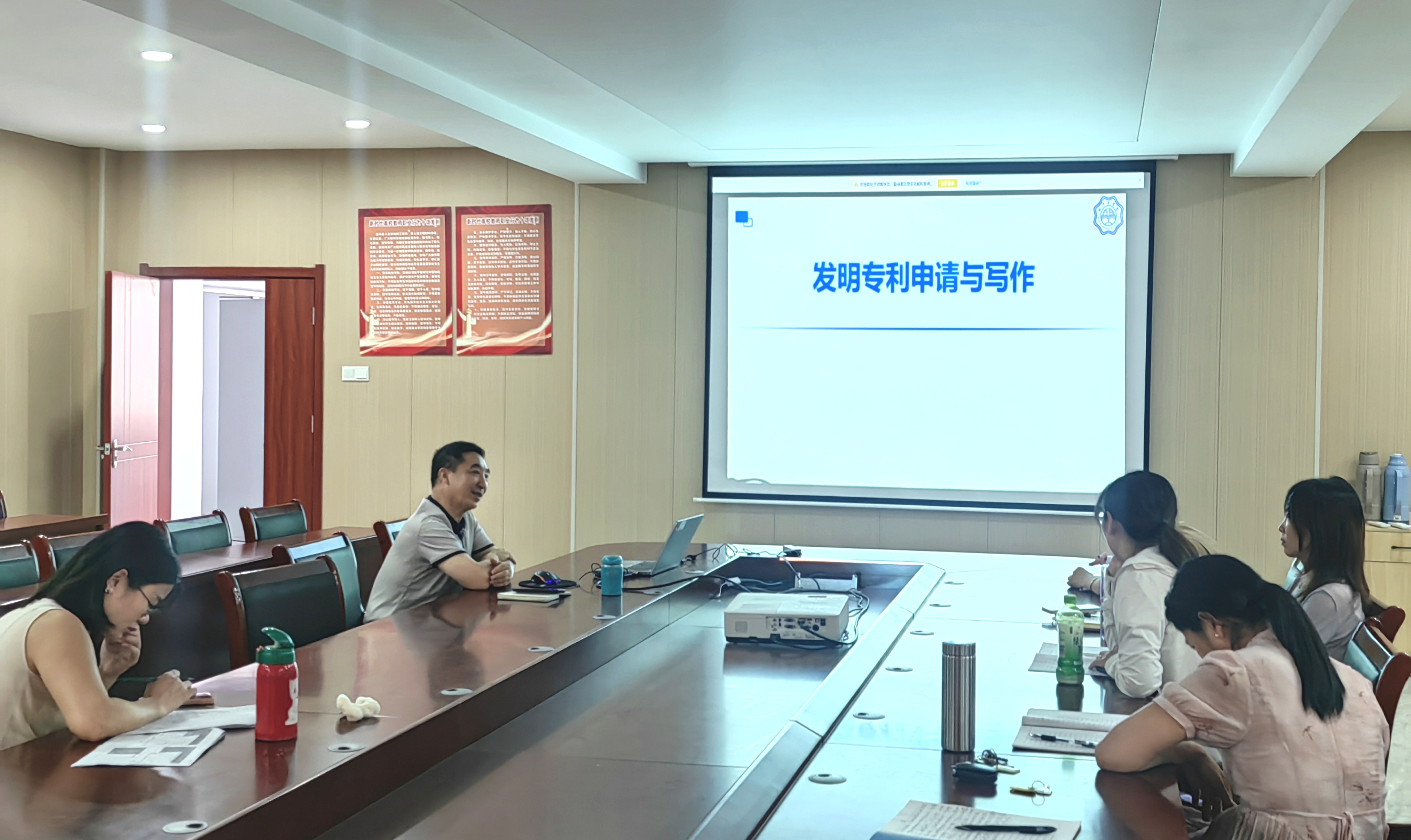 <strong>聚焦前沿  务实新篇 ——beat365英国官方网站材料科学技术研究所召开季度工作例会</strong>