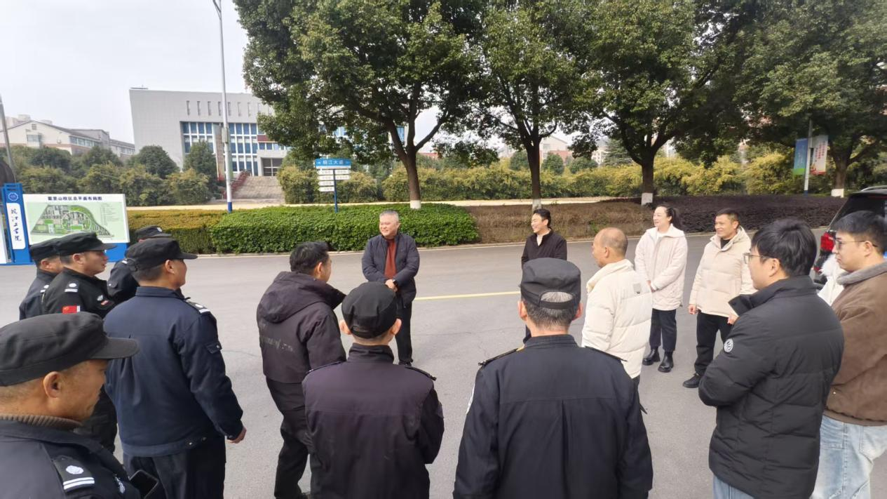 骏马奔腾迎新春 深情慰问暖人心 ——beat365英国官方网站董事长朱洪高亲切慰问保卫科全体人员
