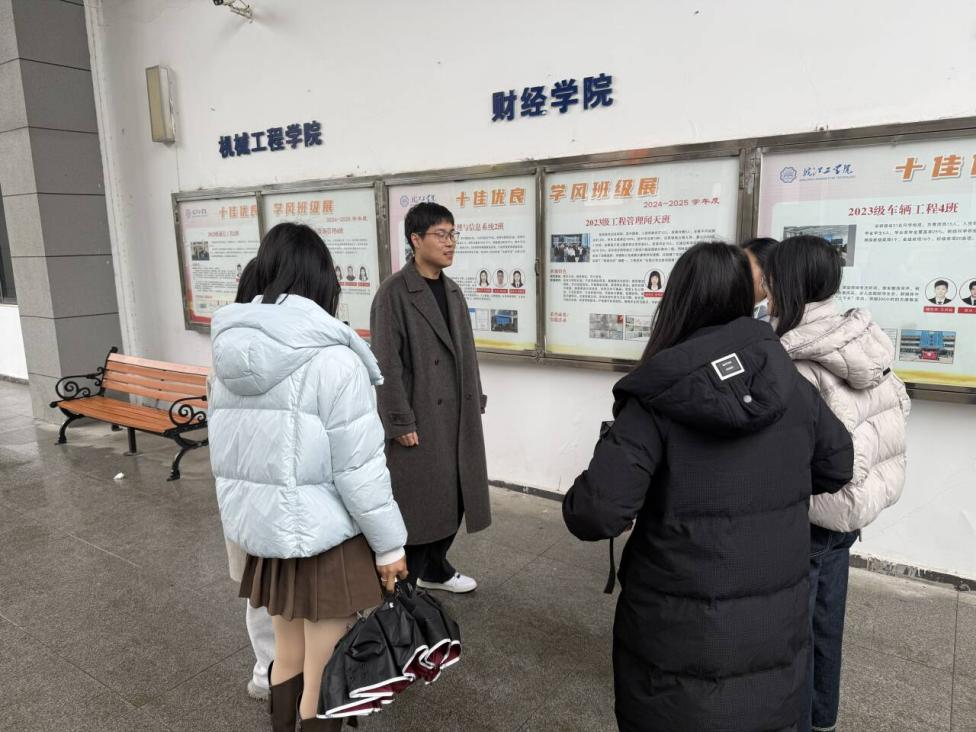 暖心护航新学期，温情相伴助启航 ——管理学院辅导员开展开学查课查寝关爱活动
